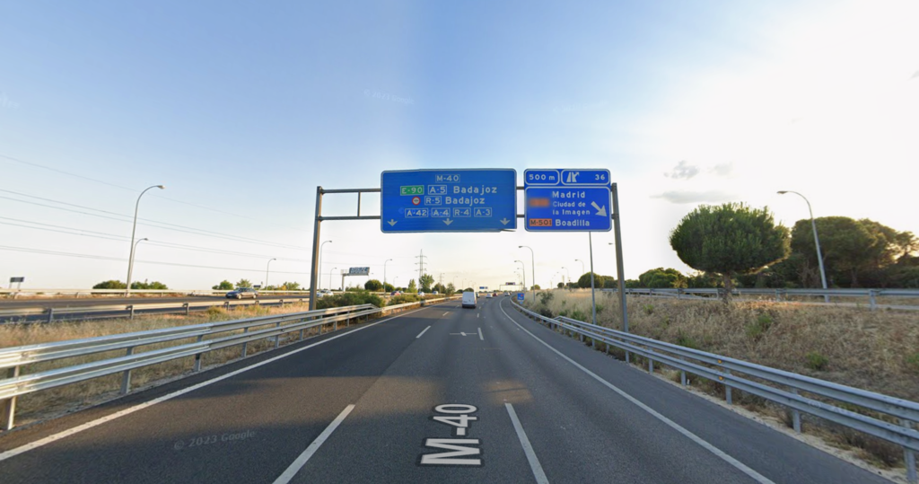 En España estamos acostumbrados a que las señales de las autovías y autopistas sean azules. En otros países no