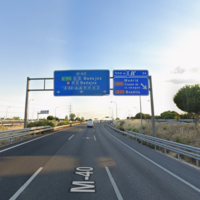 En España estamos acostumbrados a que las señales de las autovías y autopistas sean azules. En otros países no