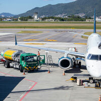 El precio del combustible de aviación se ha roto. Y las aerolíneas ya están cancelando vuelos por miedo a quedarse secas