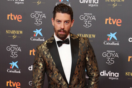 Adrián Lastra va del camuflaje más elegante que se pueda llevar a una red carpet con su look de Dsquared2 para los Premios Goya 2021