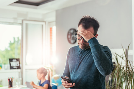Suelta el smartphone: te hace más distraído e impide crear una conexión cercana con tus hijos
