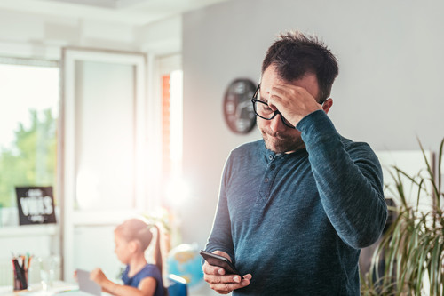 Suelta el smartphone: te hace más distraído e impide crear una conexión cercana con tus hijos