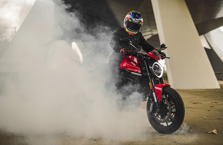 La Ducati Monster adelgaza 18 kg con ayuda del chasis de la Panigale V4 para 110 CV de magia italiana