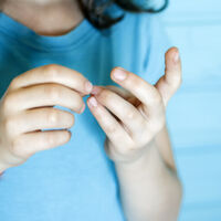 Cambios de color en las uñas de los niños: ¿qué podrían indicarnos de su estado de salud?