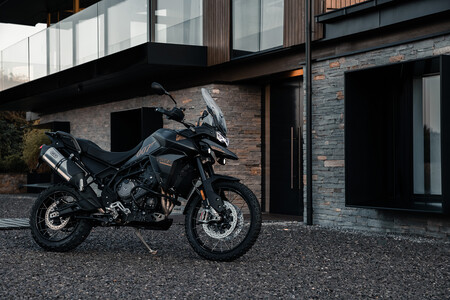 ¡Licencia para molar! La Triumph Tiger 900 es una moto a lo James Bond que estrena escape Arrow y asiento calefactable, por 18.800 euros