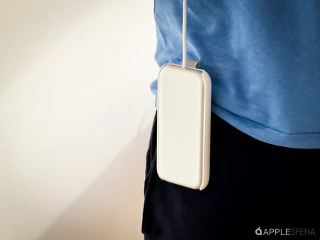 Belkin の Apple Vision Pro 用バッテリー ホルダーは、デバイスのバッテリーを持ち運んで移動するのに最適なオプションです。ポケットのないパンツを誤って引っ張るのを防ぎ、冷蔵保存も良くなります。内側は偶発的な傷を防ぐために柔らかい生地で作られており、必要に応じて斜めがけして持ち運べるストラップも付いています。