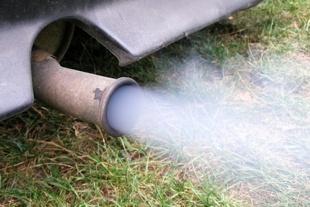 Moverse en coche puede llegar a ser cinco veces más contaminante que hacerlo en avión