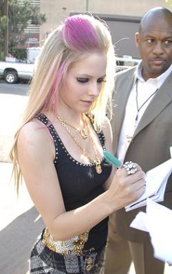 Avril hace llorar a una niña de 8 años
