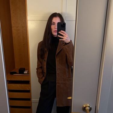 Zara vende y triunfa con el abrigo de ante marrón que parece de lujo más elegante para el otoño 2025