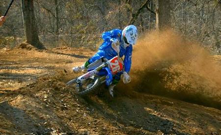 Hipnosis a base de barro, tierra, polvo, motos y 1000 FPS