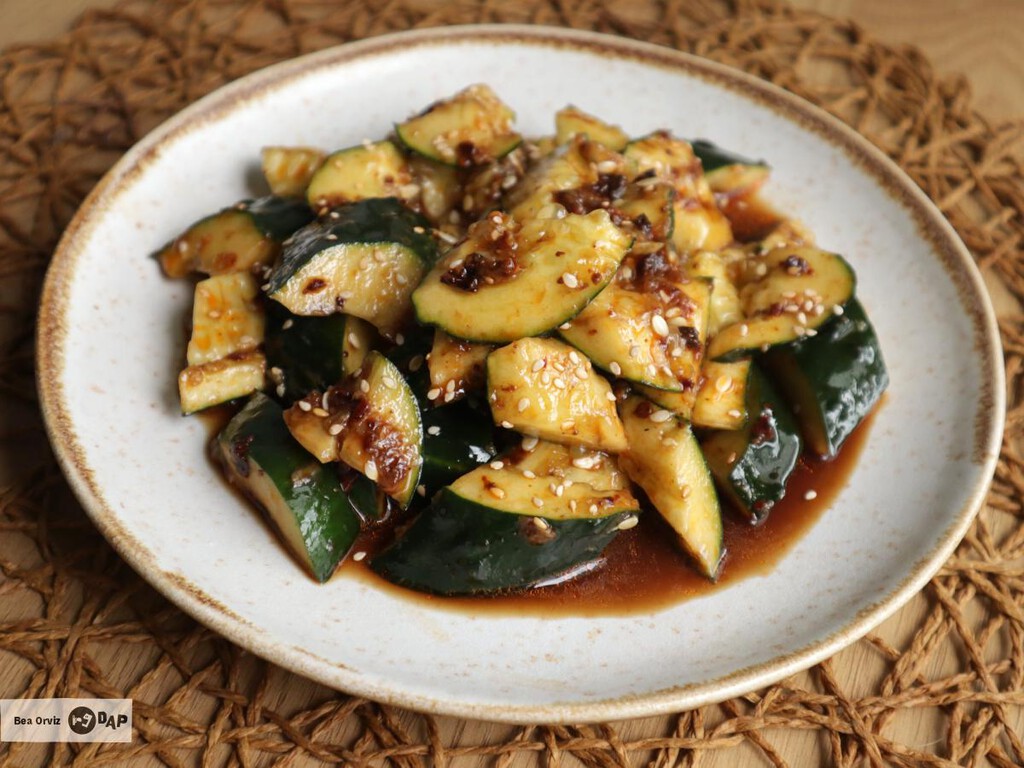 Ensalada china de pepino aplastado al estilo Sichuan, receta fácil del clásico 'pai huanggua'