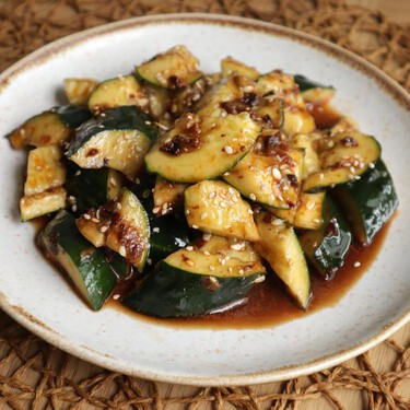 Ensalada china de pepino aplastado al estilo Sichuan, receta fácil del clásico 'pai huanggua'