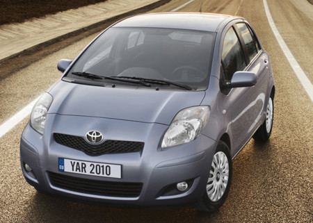 Toyota Yaris 2010 800x600 Wallpaper 02