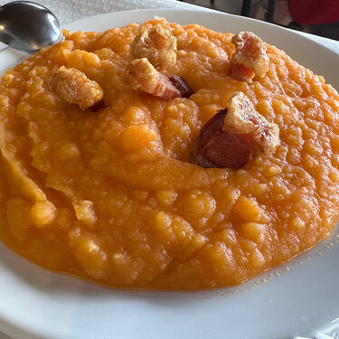 Las patatas más sabrosas no se fríen, se cocinan con ajos, pimentón y una tira de panceta como en este bar de Ávila 