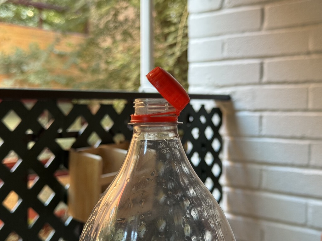 Este usuario muestra la forma correcta de usar el tapón unido a la botella sin que moleste. Esto es lo que me ha pasado al probarlo