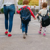 Las cinco razones por las que los pediatras recomiendan que los niños vayan caminando al colegio: mucho más que ejercicio