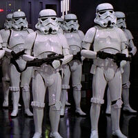 La armadura de los Stormtrooper es completamente inútil en Star Wars. En Ciudad Real es a prueba de balas