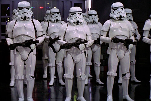 La armadura de los Stormtrooper es completamente inútil en Star Wars. En Ciudad Real es a prueba de balas