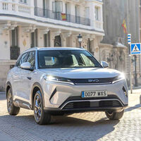 BYD ha dado con el plan definitivo para comerse el mercado europeo con sus coches eléctricos y ahorrarse una pasta en aranceles. Y eso también significa coches más baratos