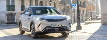 BYD ha dado con el plan definitivo para comerse el mercado europeo con sus coches eléctricos y ahorrarse una pasta en aranceles. Y eso también significa coches más baratos