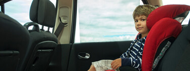 Sillas elevadoras y alzadores en el coche: cuándo y cómo utilizarlos para que los niños viajen seguros