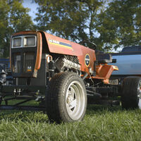 Por qué cortar la hierba si la puedes quemar con este cortacésped al que han adosado un V8