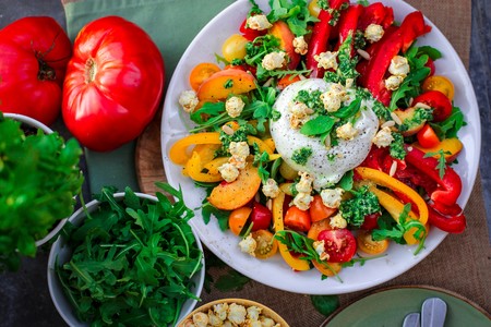 Quieres comer sano y tu entorno te boicotea: así puedes hacerles frente
