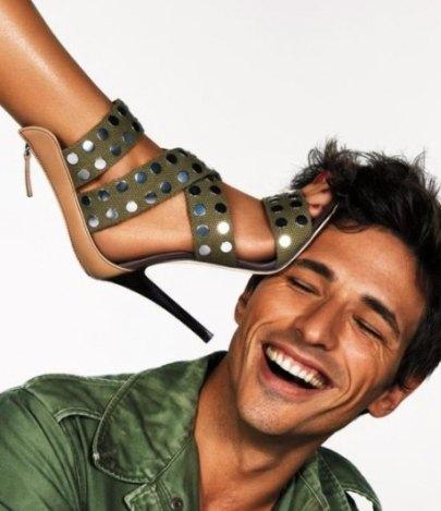 A Andrés Velencoso le ponen el pie encima... y sigue sonriendo