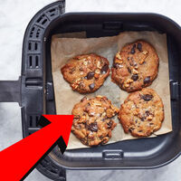 Puede parecer inesperado, pero has usado mal el papel en tu freidora de aire. Esta es la forma correcta de utilizarlo   