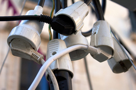 Las eléctricas devolverán unos 300 millones de euros cobrados en exceso a los consumidores 