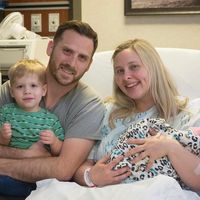 La madre que eligió continuar el embarazo de su hija con anencefalia da a luz y despiden a su bebé