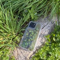 Se la cuelan a Apple: suben una foto a su cuenta oficial de Instagram y resulta que el iPhone es falso 