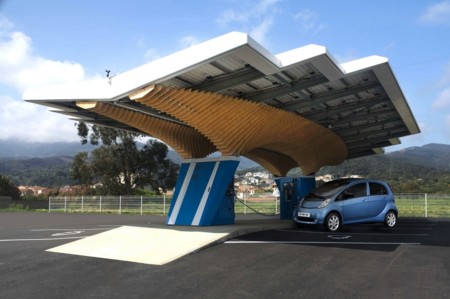 El parasol DRIVECO de Peugeot es el último grito en estaciones solares de recarga para coche eléctrico