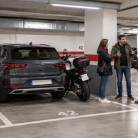 Un propietario aparca su moto junto a su coche en la misma plaza de garaje y los vecinos se quejan: la Ley de Propiedad Horizontal aclara los límites y si la comunidad le puede sancionar 