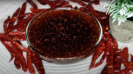 El truco de la abuela para que la salsa macha no se amargue y quede bien picosita