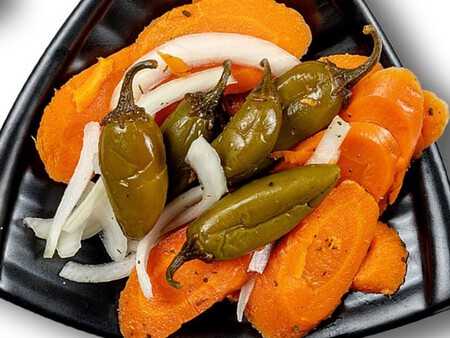 chiles en vinagre con zanahoria y otras verduras: una receta casera, fácil y perfecta para acompañar tus comidas