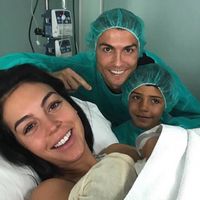 Cristiano Ronaldo fue padre de Alana Martina, su cuarta hija, y por primera vez estuvo presente en el parto
