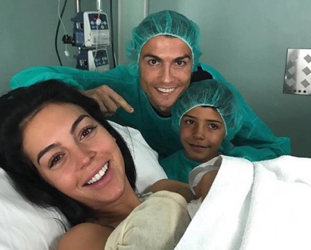 Cristiano Ronaldo fue padre de Alana Martina, su cuarta hija, y por primera vez estuvo presente en el parto