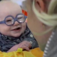El emocionante momento en el que un bebé albino ve la cara de su madre por primera vez gracias a un par de gafas