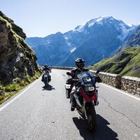 Montar en moto en plena borrasca: cómo sobrevivir al viento y evitar sustos 