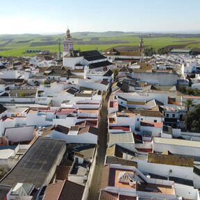 Verde y blanco, el pueblo de Sevilla famoso por sus alarifes, sus garbanzos y tener una de las vías verdes más espectaculares de la provincia 