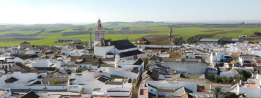 Verde y blanco, el pueblo de Sevilla famoso por sus alarifes, sus garbanzos y tener una de las vías verdes más espectaculares de la provincia 