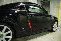 Un Audi TT con luces en el marco de las puertas