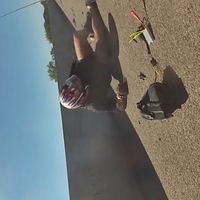 Cómo arruinar tu día, tu moto y tu cuerpo por hacer el memo en la autopista 