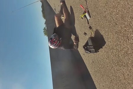 Cómo arruinar tu día, tu moto y tu cuerpo por hacer el memo en la autopista