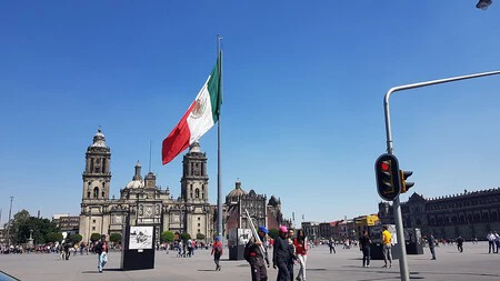 Habrá multas a quien fume en el zócalo de CDMX: el Centro Histórico es declarado como zona libre de humo