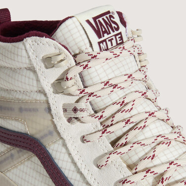 Estas zapatillas todo terreno de Vans en color hueso parecen botas de senderismo, pero están listas para conquistar cualquier camino