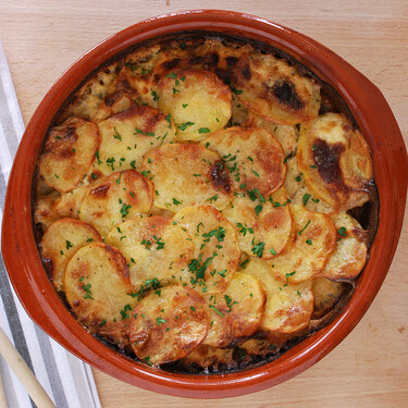 Gratinado de rodaballo al horno con patatas: una receta especial que casi se cocina sola