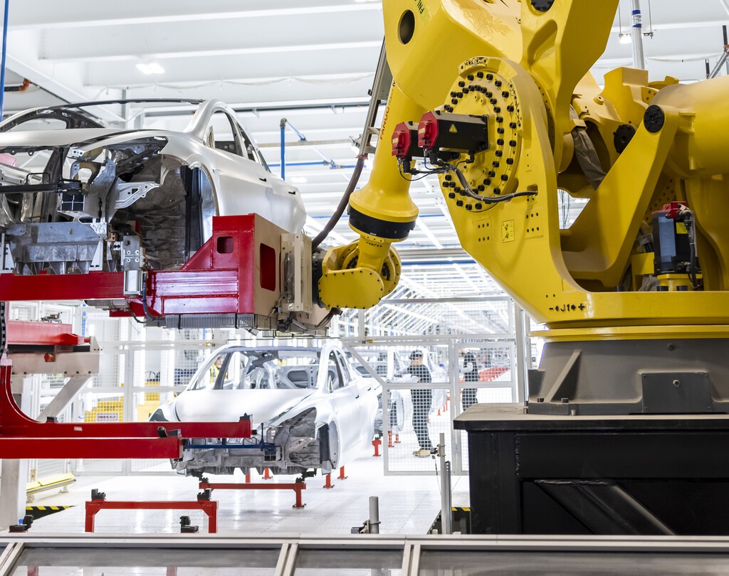 Tesla siempre ha controlado su stock bajando precios. Ya no es suficiente y también reducirán su producción en China  