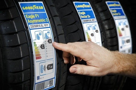 La etiqueta del neumático, una herramienta para el comprador que va calando